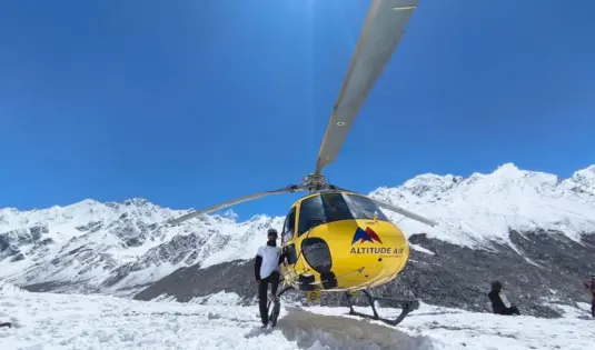 直升機降落在 Langtang